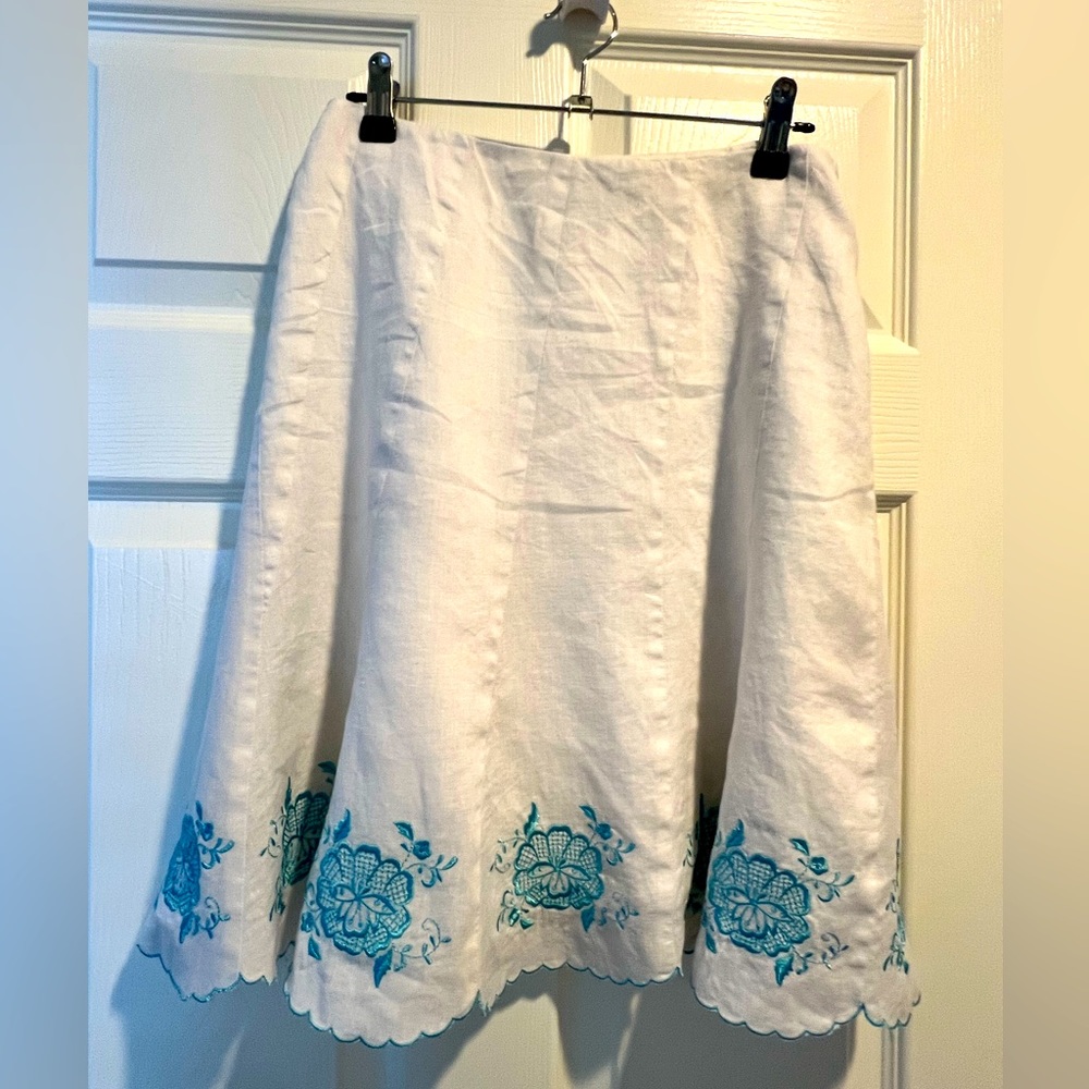Ann Taylor White Linen Embroidered with Blue Flowers Skirt Size 4P